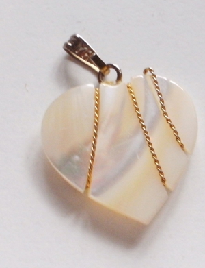 Herzanhänger / Modeschmuck - perlmuttfarbig mit Goldfäden Bild 2