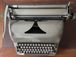 Olympia Traveller de Luxe Schreibmaschine mit Koffer. Adler Schreibmaschine Bild 5
