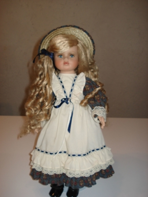 Alte Deko Sammlerpuppe Mädchen mit Puppenstände 40cm Bild 1