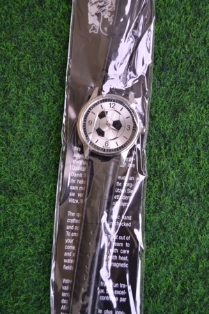 Verkaufe schwarz-silberne Armbanduhr von Eiger mit Fussball-Motiv Bild 3