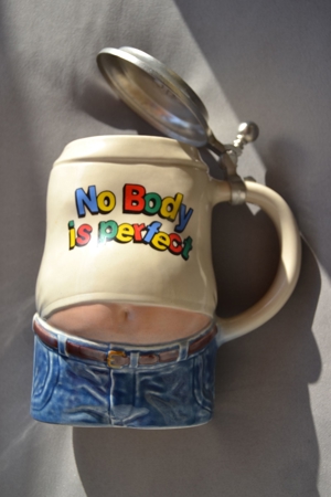 Verkaufe Bierkrug mit Zinndeckel im Design eines Körpers mit der Aufschrift No Body is perfect Bild 2