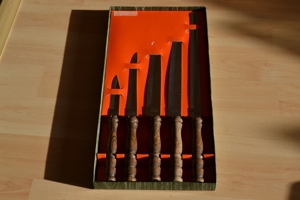 Verkaufe Messer-Set 5-teilig mit dunklen Holzgriffen, originalverpackt, unbenutzt