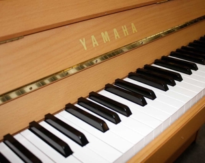 Klavier Yamaha B1, 109 cm, Buche satiniert, Baujahr 2008, 5 Jahre Garantie Bild 3