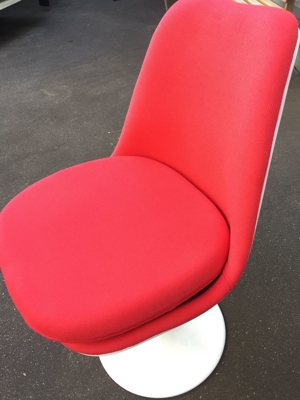 "Eero Saarinen" Tulip Chair, rot mit weißem Fuß Bild 2