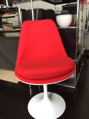 "Eero Saarinen" Tulip Chair, rot mit weißem Fuß Bild 3