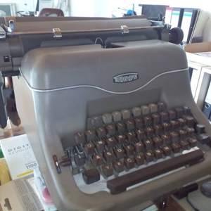 Schreibmaschine "TRIUMPH matura 50", mechanisch, Farbband trocken; Preis VB