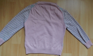Pullover mit V-Ausschnitt Gr. 104 rosa mit grauen Herzen - Topolino Bild 3