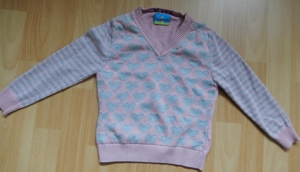 Pullover mit V-Ausschnitt Gr. 104 rosa mit grauen Herzen - Topolino Bild 1