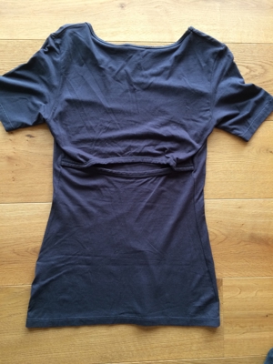 Raffiniertes T-Shirt mit Schlitz hinten Bild 2