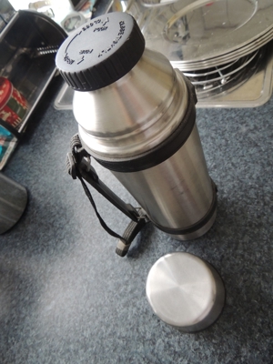 ALU-Thermosflasche, auch für Camping, billig zu haben (Haushaltsreduzierung)