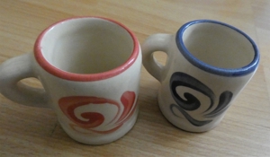 2 Henkelstamper / Schnapsbecher aus Keramik "Oma" + "Opa" NEU Bild 2