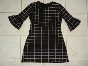 orsay Gr. 38 schwarz weiss Longshirt Kurzkleid mit 1/2 Ärmel und Falbel