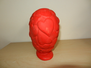 coole Vase rot Herzform Herzen ca. 17,5cm Höhe Keramik (?) Bild 2