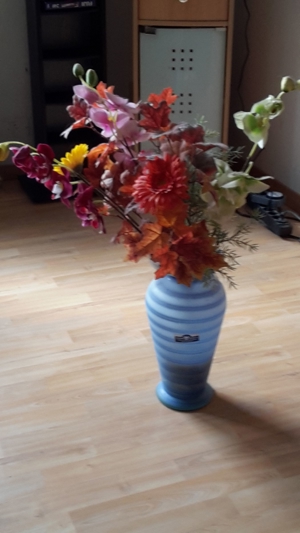 Deko Vase blau mit Blumen Bild 5