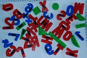 43 Buchstaben und Zahlen - teilweise mit Magneten - Kunststoff bunt Bild 2