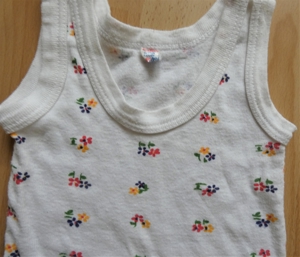 Baby-Hemdchen oder Top weiß-geblümt Gr. 80 Bild 2