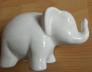 Elefant aus Porzellan weiß - ca. 7,5 cm hoch