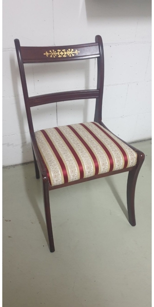 1 Antik aussehender Stuhl Bild 2