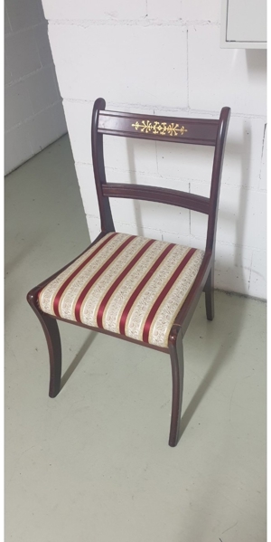 1 Antik aussehender Stuhl Bild 1