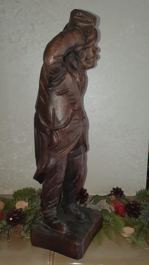 Holzfigur, Holzschnitzfigur, Mann mit Hut und Flasche, geschnitzt Bild 3