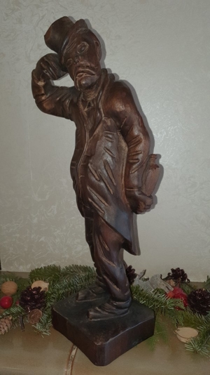 Holzfigur, Holzschnitzfigur, Mann mit Hut und Flasche, geschnitzt Bild 4