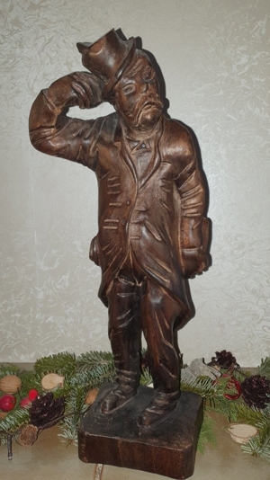 Holzfigur, Holzschnitzfigur, Mann mit Hut und Flasche, geschnitzt