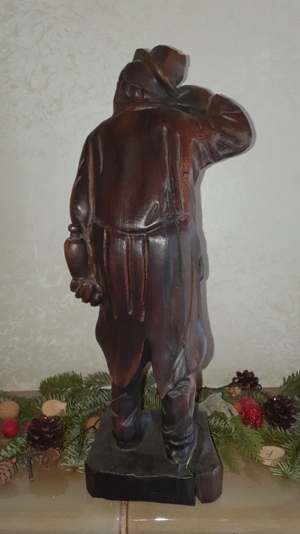 Holzfigur, Holzschnitzfigur, Mann mit Hut und Flasche, geschnitzt Bild 2