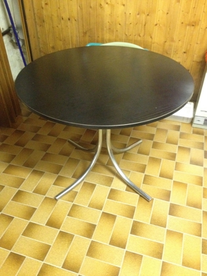 Tisch mit Metallfüßen Bild 1