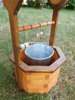 Handgefertigter Zierbrunnen, Brunnen, aus Holz. Inkl Eimer Bild 5