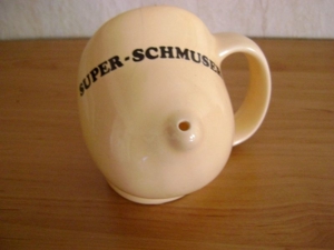 Kaffee - Teetasse in Busenform.