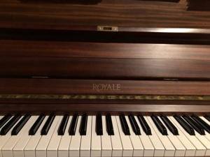 Klavier Fabrikat "Royale": Voll funktionsfähiges Klavier . Bild 1
