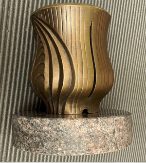 Grabvase aus Metall mit Granitsockel