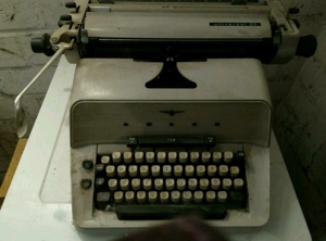 Alte Adler Schreibmaschine Bild 1