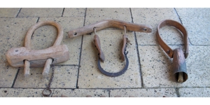 Altes Pferdegeschirr oder Ochsengeschirr, 3x Joch, Glocke, 3x Wagenscheid Bild 2