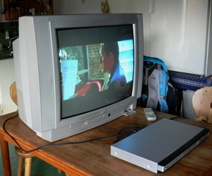 Röhrenfernseher, Farbfernseher JVC, Diagonale 66 cm, silbern, mit Fernbedienung Bild 2
