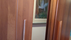Schöner Garderobenschrank Bild 2