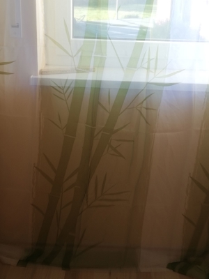 2 Schlaufenvorhänge / Deko-Schals / Fertigvorhang in Bambus-Design (weiß-grün), je 140 x 245 cm Bild 1