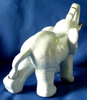 Elefantenfigur, majestätisch, gearbeitet aus Porzellan Bild 3