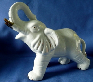 Elefantenfigur, majestätisch, gearbeitet aus Porzellan Bild 1