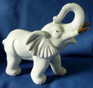 Elefantenfigur, majestätisch, gearbeitet aus Porzellan Bild 2