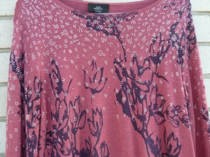 Longshirt, Shirt, lang, zipfelig, Farbe Beere mit Muster, Gr. S Bild 6