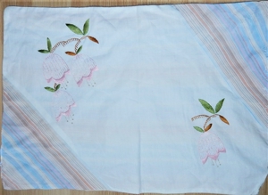 Kissenhülle ca. 45 x 30 cm mit zarter Stickerei (Handarbeit) aus den 1940er Jahren