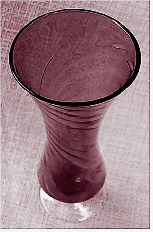 Glas-Vase in dunkelkarminrot - ca. 20 cm Länge - Mit Karo-Feinstruktur Bild 2
