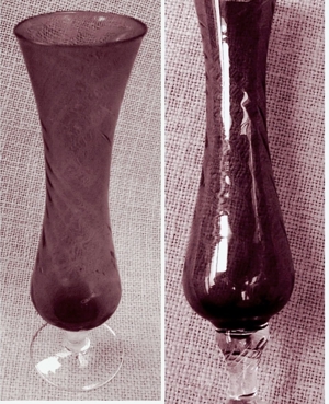 Glas-Vase in dunkelkarminrot - ca. 20 cm Länge - Mit Karo-Feinstruktur Bild 1