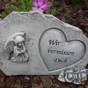 Kleiner Grabstein mit Engelsfigur und Herz Wir vermissen Dich, Rosenblüten verziert Bild 1