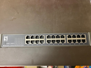 24-Port-Fast-Ethernet-Switch, 19", LevelOne, gebraucht Bild 1