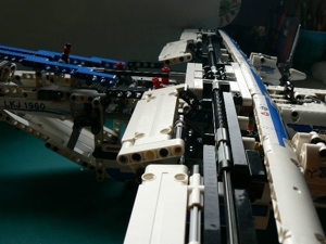 LEGO TECHNIK Frachtflugzeug 2in1-Set 42025 Bild 10