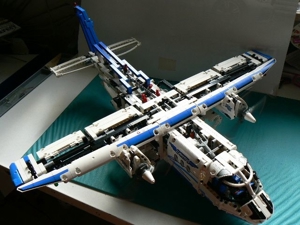 LEGO TECHNIK Frachtflugzeug 2in1-Set 42025 Bild 2