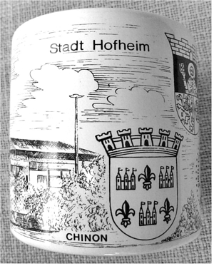 Wächtersbach Porzellan-Becher mit Zeichnung Stadt Hofheim / Taunus und Wappen der Partnerstädte Bild 2