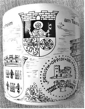 Wächtersbach Porzellan-Becher mit Zeichnung Stadt Hofheim / Taunus und Wappen der Partnerstädte Bild 4